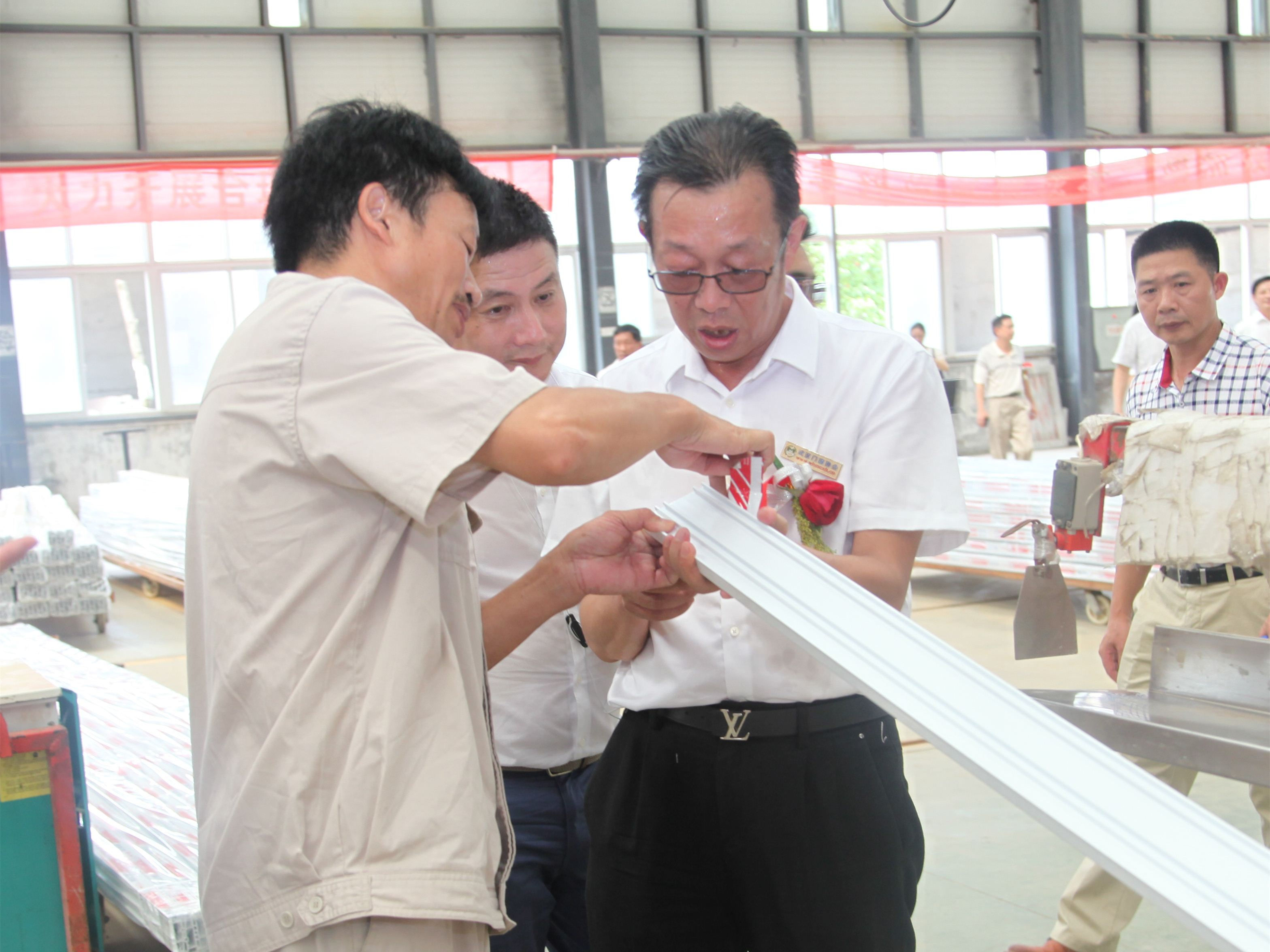 武汉门窗协会一周年庆典 彭传穆会长与宜化员工亲切交谈