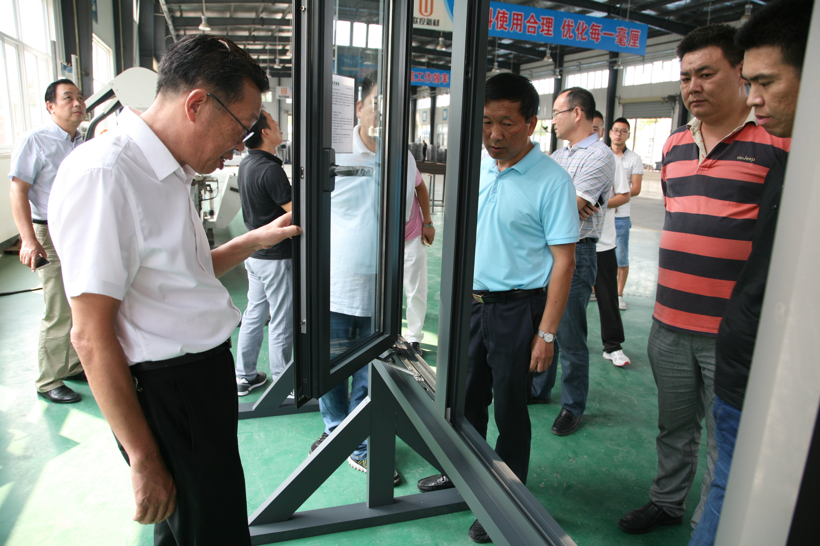 彭传穆会长在汉阳、汉南、蔡甸区域检查门窗企业质量